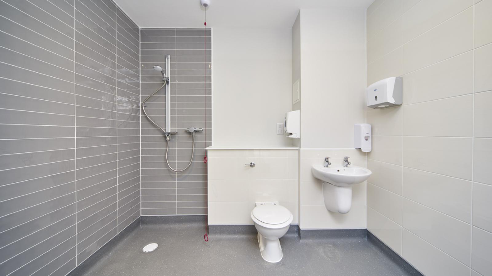 Shire Oaks Court en-suite