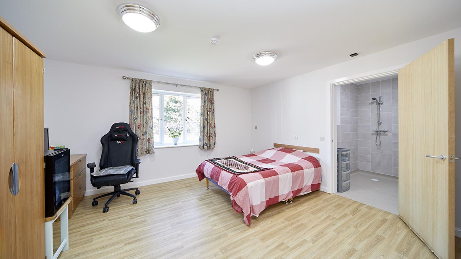 Quarryfields bedroom with door open to en-suite