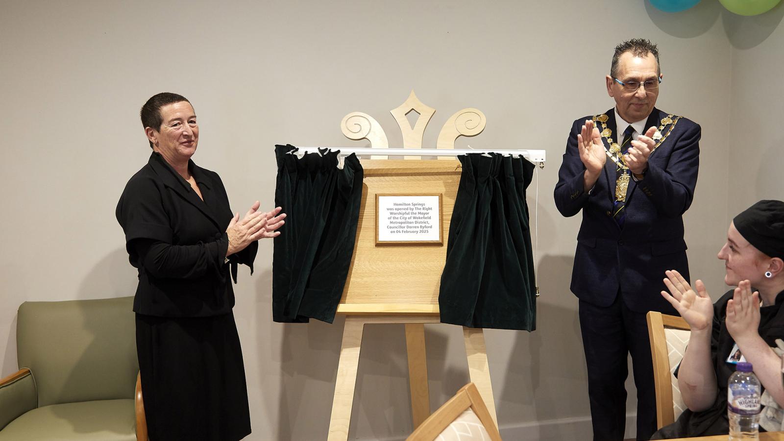 The Home Manager and Mayor unveil a plaque